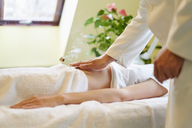 お腹にお灸をする女性